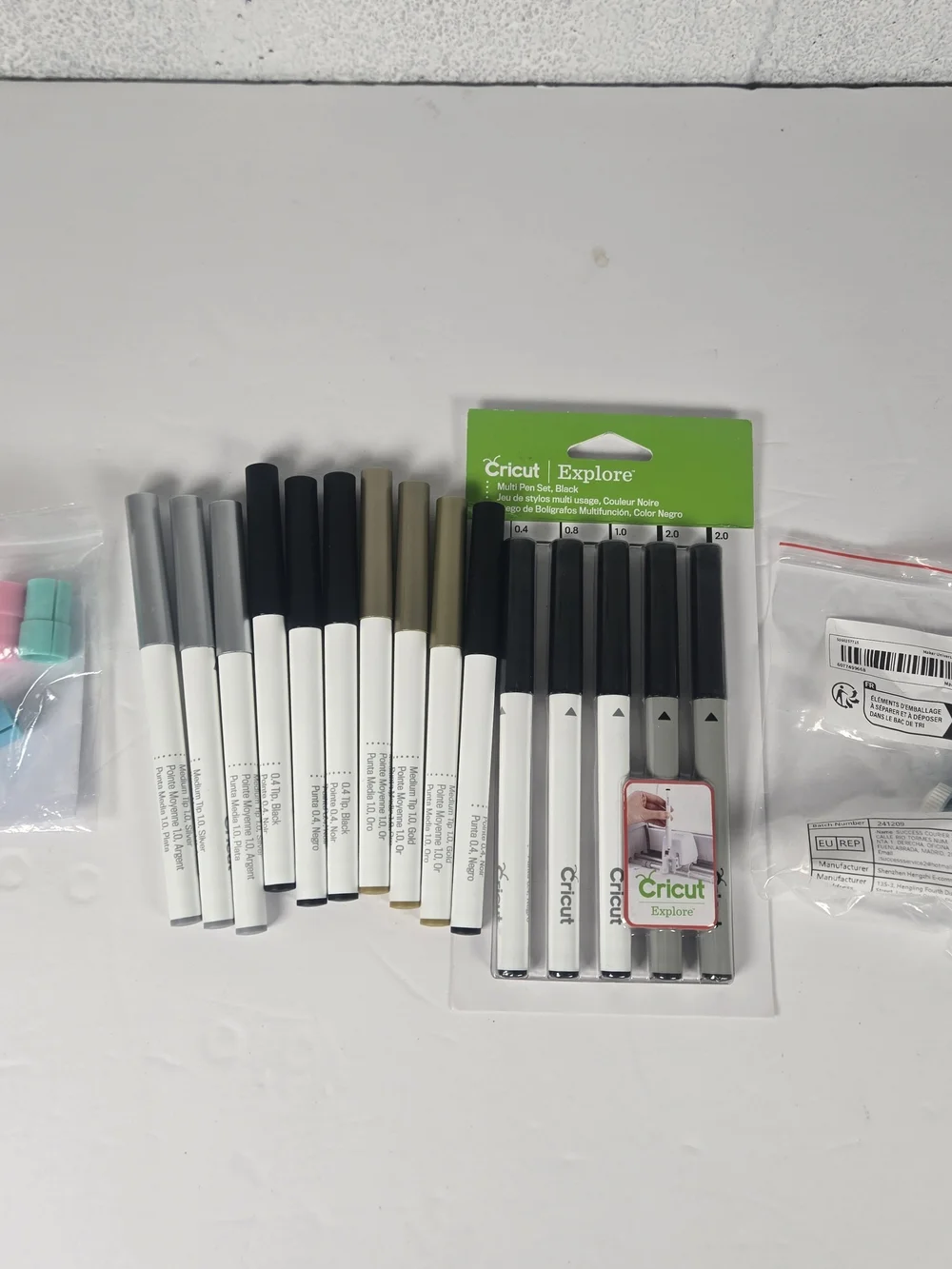 Cricut Explore Pens 15 Lot Black Gold Silver & Maker Universal Pen Holder